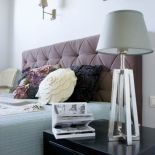 Niebieski w sypialni skutecznie wycisza przed snem.