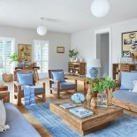 niebieski salon z drewnem