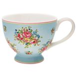 niebieska filiżanka w kwiaty