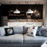 Niebieskie akcenty w postaci tekstyliów i dekoracji.