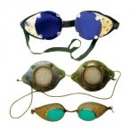 Niebieskie gogle z metalowymi osłonkami, noszone przez wspinaczy i polarników, 1920-1950 r., fot. FORUM. Okulary