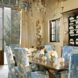 Niebieskie pokrowce na krzesłach. Prowansja odnaleziona w Kaliforni