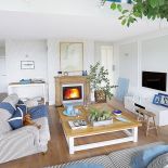 salon z drewnem i niebieskimi dodatkami