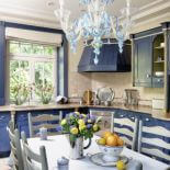 Niebieskie szafki nadają kuchni ciepła.