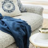 Niebieski i seledynowy pled oraz talerze, miski, szklanki na stole – BB Home, ceramiczne naczynie na stole ze złotą