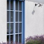 niebieskie okna w domu