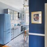 SZAFKI W KUCHNI, BIBLIOTEKA W SALONIE I ŁAZIENKOWE MEBLE TO AUTORSKI PROJEKT JOANNY. ZABUDOWĘ KUCHNI I ŁAZIENKI ZROBIŁA FIRMA