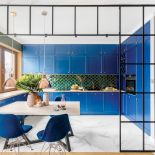 niebieskie szafki w kuchni