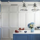 niebieskie szafki w kuchni