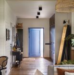 niebieskie drzwi wejściowe