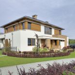 Nieduże osiedle przypomina amerykańskie ulice z identycznymi willami po obu stronach: budynki sa cofniete od