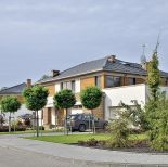 Nieduże osiedle przypomina amerykańskie ulice z identycznymi willami po obu stronach: budynki sa cofniete od