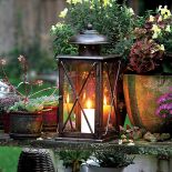 Niekoniecznie musi być elektryczne. W tę latarenkę z firmy Roberts wstawimy świece. Lampa zrobiona jest z kutej stali