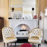 Niemalże barokowy przepych: złocone fotele, lustra i detale.