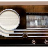 Niemiecki Loewe 537 W – gabinetowy odbiornik nazywany Łyżwą z powodu metalizowanych listew, 1936/37 r.,