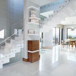 Nieoczywista przydymiona szarość dodała wnętrzom sporo ciepła i odpowiednią dawkę tajemniczości.