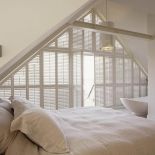 Niepowtarzalną grę światła zapewnią białe drewniane shuttersy z ruchomymi lamelami. Cena - 55 000 zł. JASNO SHUTTERS