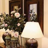 Niepowtarzalny rysunek sęków i słoi - grube ramy luster zrobiono z twardego drewna sheesham. Drzewo to rośnie na pograniczu