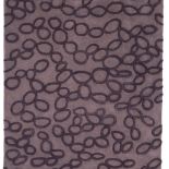 Nieregularne owale przypominają rozrzucone na ziemi otoczaki. Dywan projektu Nani Maquiny.