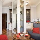 Niespodzianka powojennego budownictwa: słup oddzielający wejście od saloniku stoi na sztorc, jakby porzucony