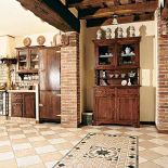 Nietuzinkowa dekoracja podłogi - kamienna rozeta. Kolekcja Anticato Naturale. Wymiary płyt 30,5 x 30,5 cm. YETI