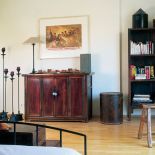 Nietuzinkową ozdobą sypialni są drewniane formy na dziecięce buciki z chińskiej fabryki. To zdobycze z