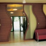 Nietypowa forma drzwi. Falujący dom