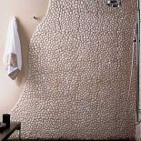 Nietypowa mozaika - małe kamyki. Biała z kolekcji Baja Stone Blanco - kosztuje około 600 zł/mkw., czarna na podłodze