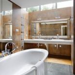 nietypowo umieszczone okna pozwalają podziwiać gwiazdy podczas kąpieli.