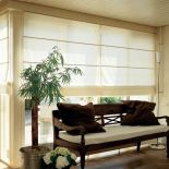 Nietypowy układ okna wymagał pomysłowych rozwiązań. Idealnie sprawdzily się tytaj rzymskie rolety. Muślinowa tkanina nie