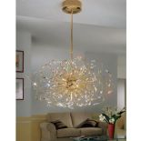 Nietypowy żyrandol z kolekcji Twister zrobiony jest z kryształów Swarovskiego. Do kompletu mamy też kinkiet