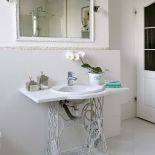 W łazience największą ozdobą jest podstawa umywalki.