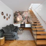 Niska kanapa i podwieszany biokominek.