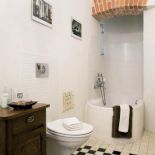 Niska wanna we wnęce. W krakowskiej kamienicy