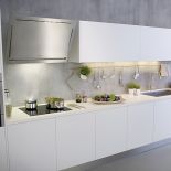 Nowczesny okap dobrze wygląda w kuchni urządzonej minimalistycznie.