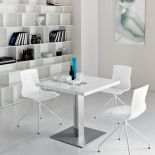 Noga rozkładanego stołu Elvis Turn (1532 euro) zrobiona jest z nierdzewnej stali. Krzesła Lola kosztują