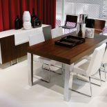 Nogi tych prostych, funkcjonalnych krzeseł są z wierzchu chromowane, a w środku drewniane. Za rozkładany