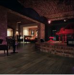 Noszące ślady użytkowania drewno na podłogach to obecnie jeden z najważniejszych trendów w aranżacji wnętrz.