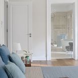 Nowoczesna, ale też kobiece i miękkie. Wszystko dzięki błekitowi, stylowym lampom, ceramice i tkaninom.