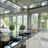 Nowoczesna, ale w angielskim stylu. Zrobiła ją firma Michała Wiśniewskiego z Warty. Pasuje do niej