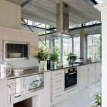 Nowoczesna, ale w angielskim stylu. Zrobiła ją firma Michała Wiśniewskiego z Warty. Pasuje do niej