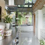 Nowoczesna, ale w angielskim stylu. Zrobiła ją firma Michała Wiśniewskiego z Warty. Pasuje do niej