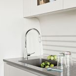 Nowoczesna bateria. Nowoczesny apartament w beżach i błękitach