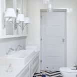 Nowoczesna biała łazienka i drewniany stołek kupiony w Red Onion.