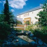 Nowoczesna bryła domu bardzo dobrze wkomponowała się w ogród.