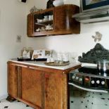 Nowoczesna kuchenka dostała koronę stuletniego kaflowego pieca.