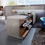 Nowoczesna kuchnia z wyjątkowymi, ceramicznymi frontami, od strony salonu trochę drewna. ALNO