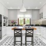 Salon zdobi ściana z cegieł, sypialnię – błękitne motywy. To dom trochę klasyczny, trochę nowoczesny,