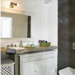 Nowoczesna łazienka. Loft urządzony deskami ze starej stodoły