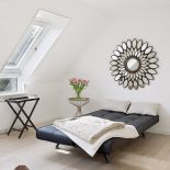 nowoczesna sypialnia na poddaszu ze skosami